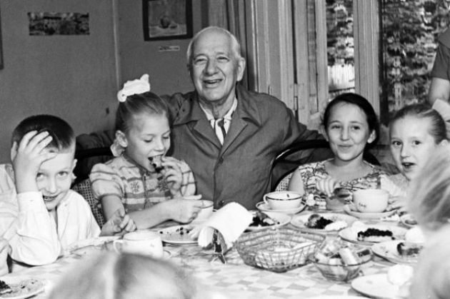 Корней Чуковский среди детей. 1961 год