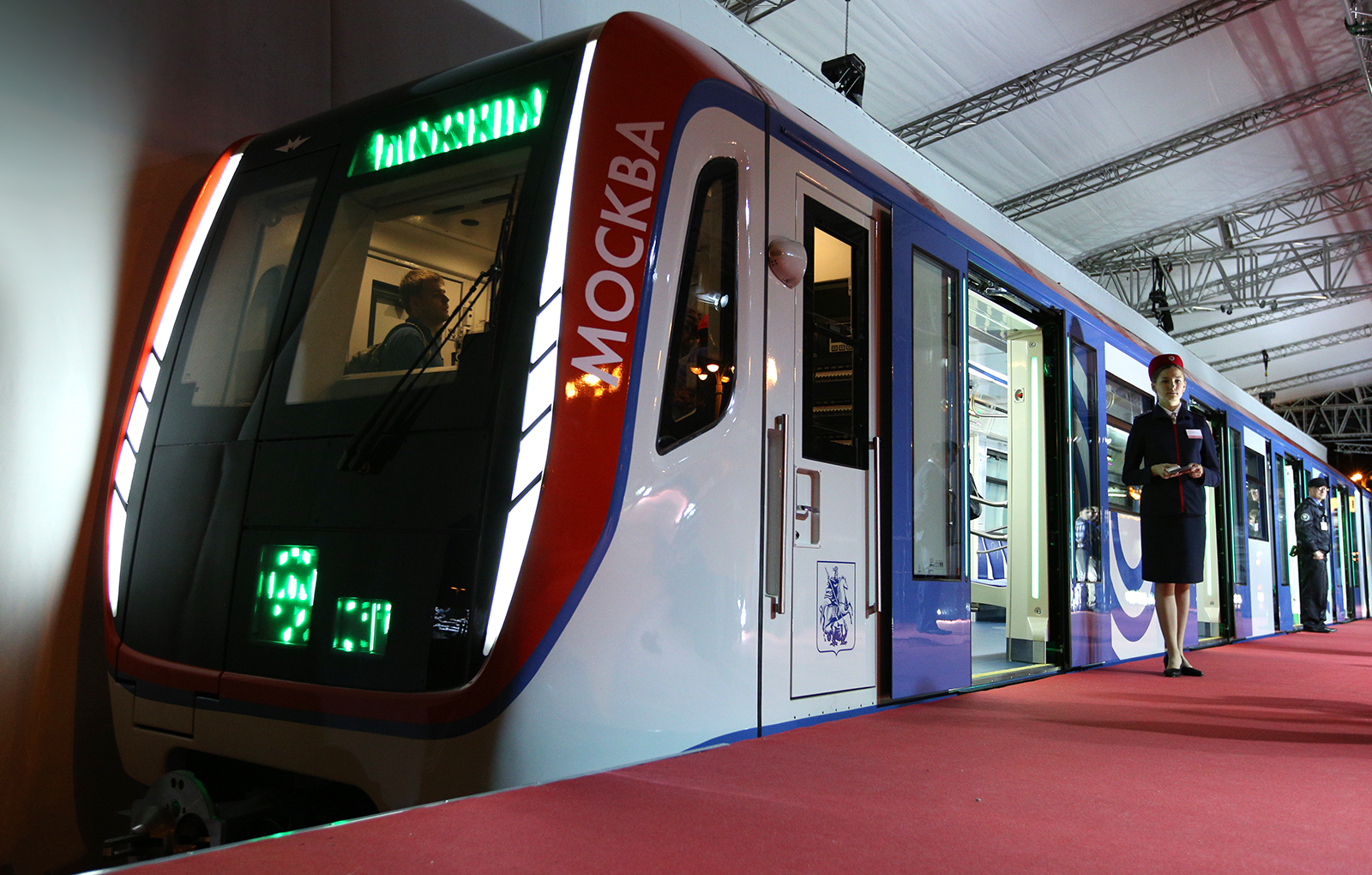 поезд москва в метро