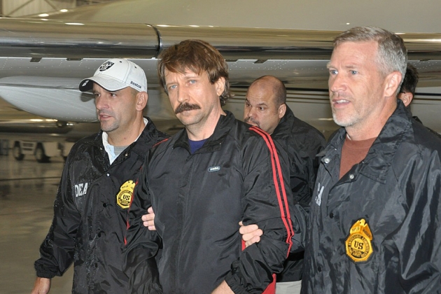 Виктор Бут в сопровождении сотрудников DEA 16 ноября 2010 года после выдачи США