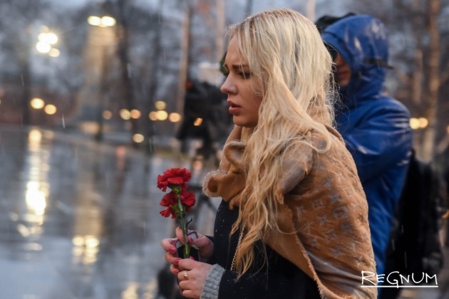 В Александровский сад Москвы несут цветы и свечи: фоторепортаж