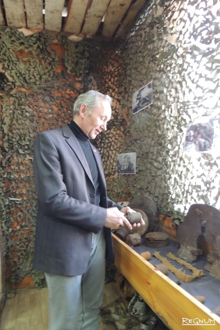 В музее поискового клуба.Сергей Ельчанинов показывает экспонат — отслужившую свое противопехотную гранату РГД-33 