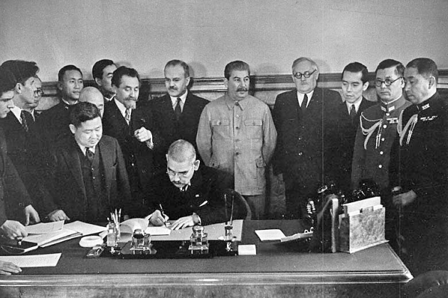 Мацуока в присутствии И. В. Сталина, В. М. Молотова и А. Я. Вышинского подписывает советско-японский пакт о нейтралитете. Москва, 13 апреля 1941 года