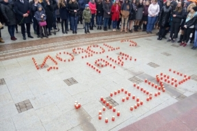 В Ярославле из свечей выложили слова «Питер, мы с тобой»