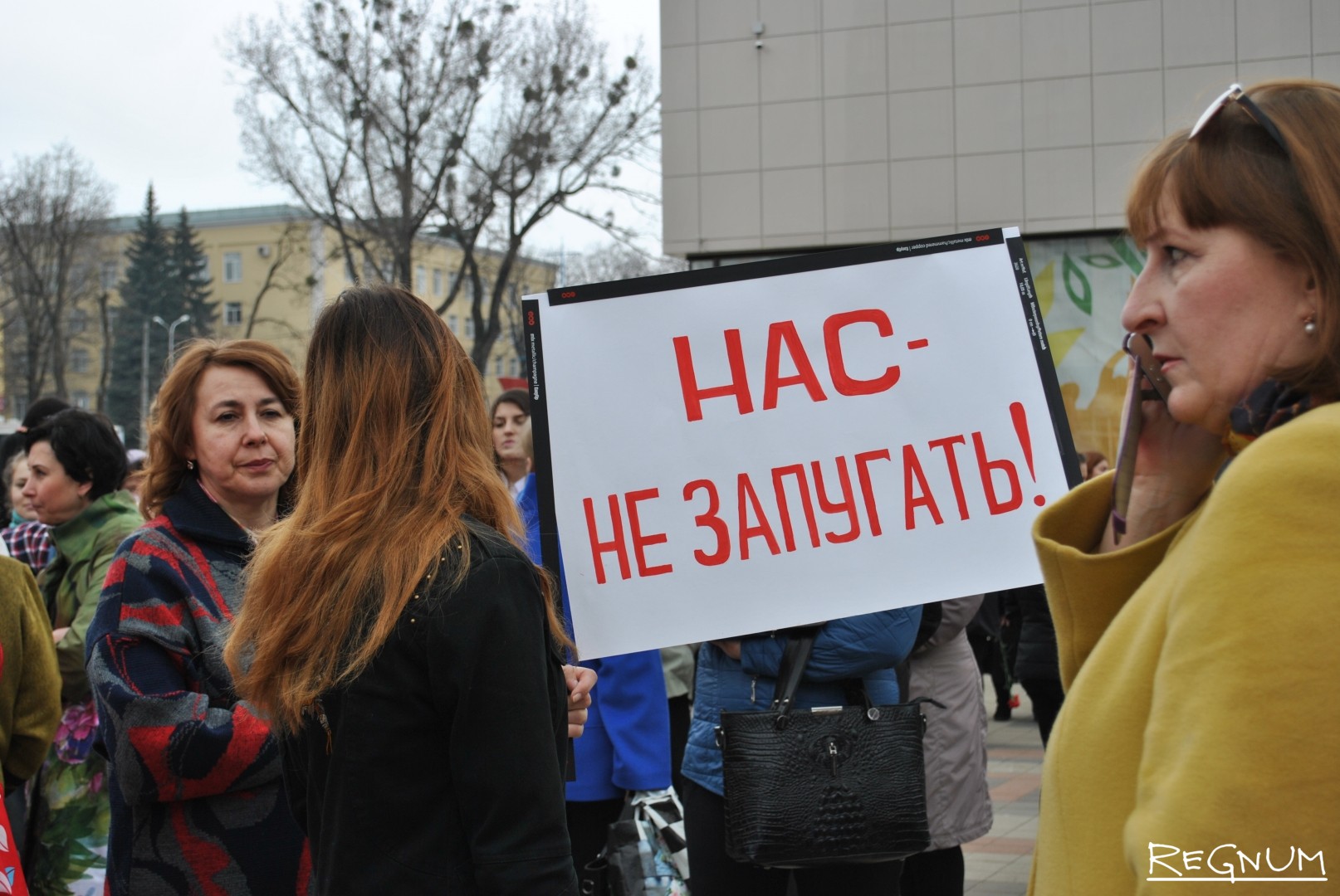 Участники акции  против террора в Ставрополе принесли плакаты 