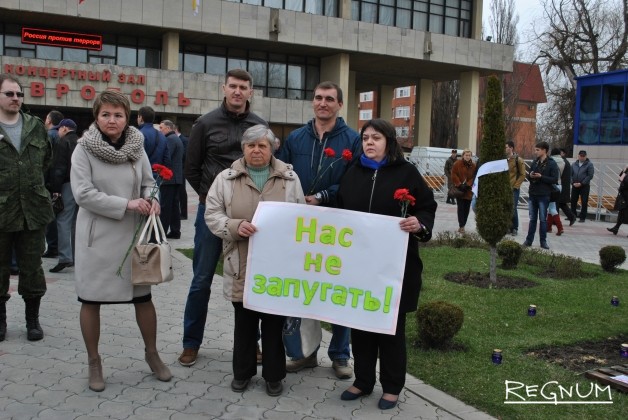 «Нас не запугать!» Участники акции  против террора в Ставрополе принесли плакаты 