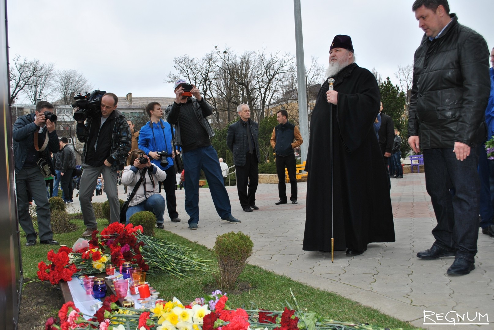 Митрополит Кирилл возложил цветы в память о жертвах терактов в Ставрополе и Санкт-Петербурге 