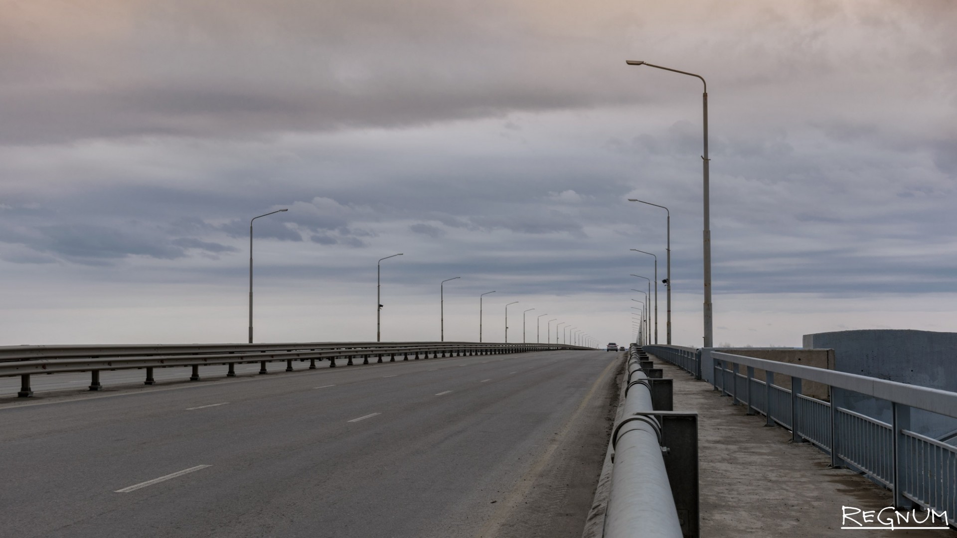 Камеры мост барнаул. Мост мертвеца. Подсветка моста. Речной вокзал барнаул мост. Дамба оби в барнауле.