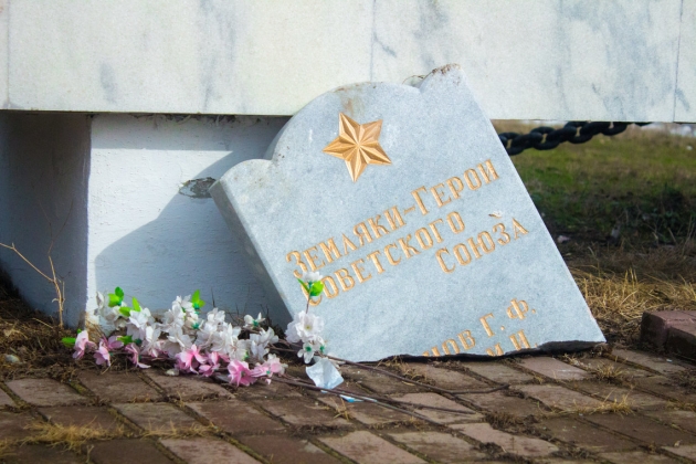 Разрушенный вандалами памятник 