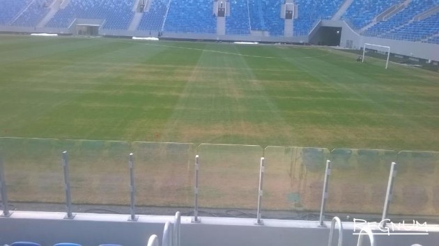 Испорченный газон стадиона на Крестовском острове
