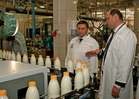 Делегация Ямало-Ненецкого автономного округа во главе с губернатором Дмитрием Кобылкиным осматривает одно из алтайских производств