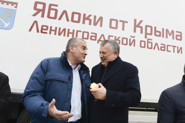 Сергей Аксенов передал детдомам Ленобласти 10 тонн крымских яблок