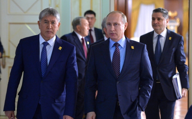 Алмазбек Атамбаев и Владимир Путин перед началом заседания Высшего Евразийского экономического совета в расширенном составе