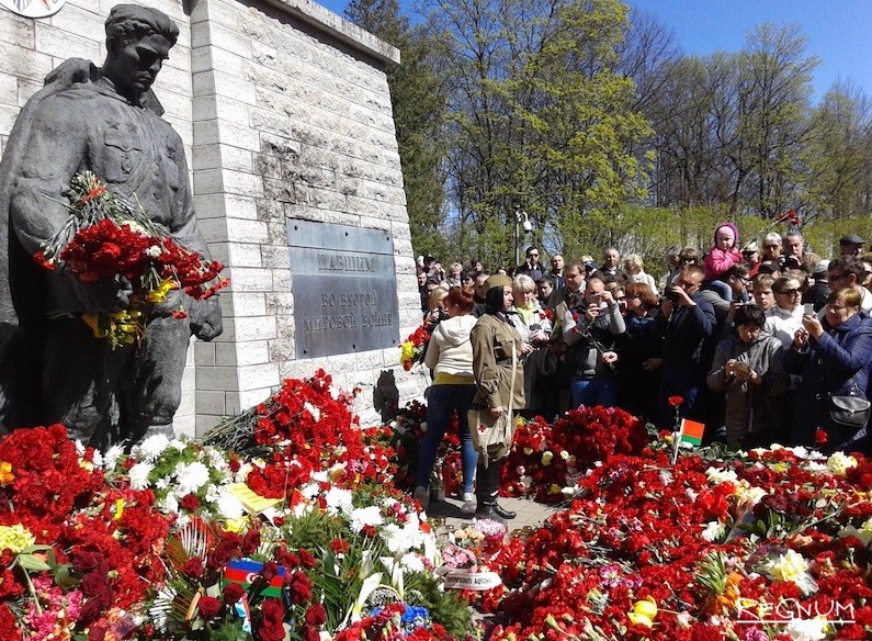 9 мая 2016 года. «Бронзовый солдат» — памятник воинам, погибшим при освобождении Таллина