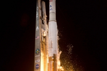 Запуск ракеты Atlas V с площадки Космического Центра Кеннеди