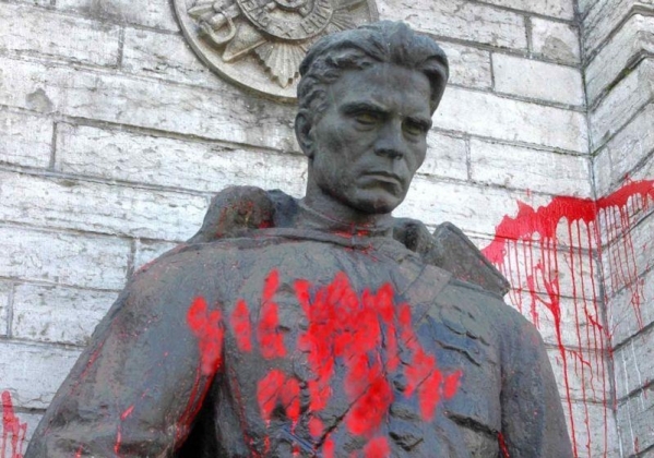 Памятник воинам-освобдителям Таллина, облитый краской