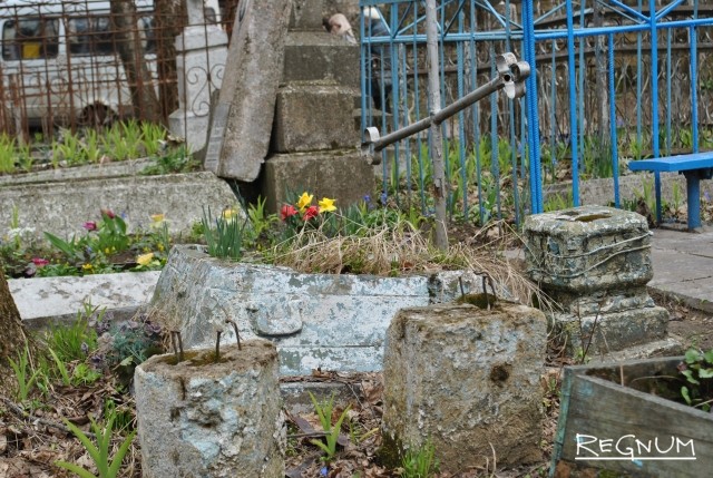 Разрушенные памятники на Даниловском кладбище 