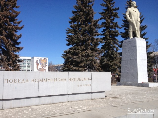 Памятник Ленину и трибуна в Первоуральске. На трибуне надпись: «Победа коммунизма неизбежна»
