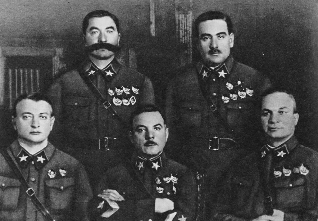 Первые маршалы Советского Союза: сидят (слева направо): М. Н. Тухачевский, К. Е. Ворошилов, А. И. Егоров; стоят: С. М. Будённый и В. К. Блюхер. 1935