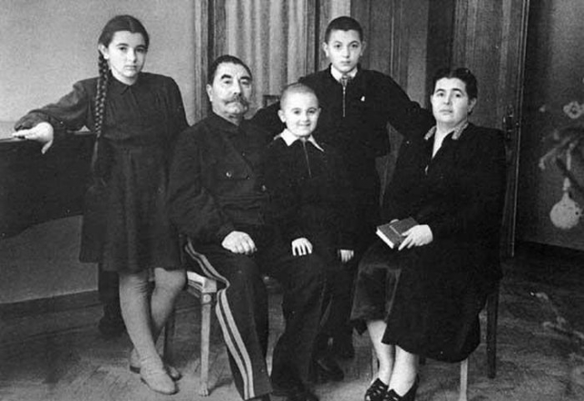 Семён Михайлович Будённый в кругу семьи с женой Марией и детьми Ниной, Сергеем и Машей