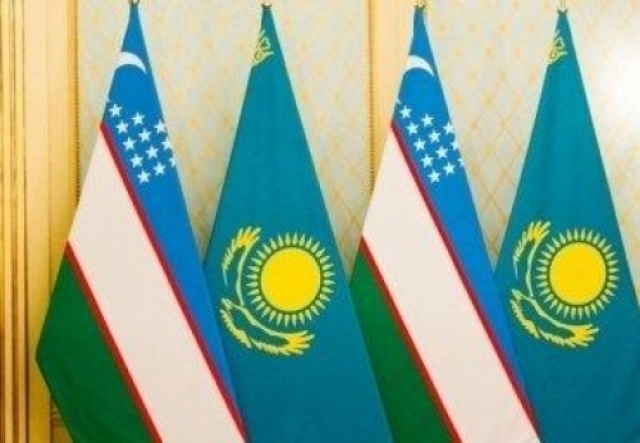 Флаги Узбекистана и Казахстана
