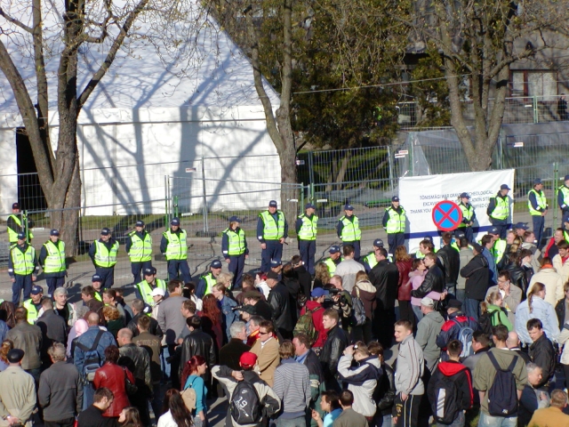 Полиция преградила путь защитникам памятника 