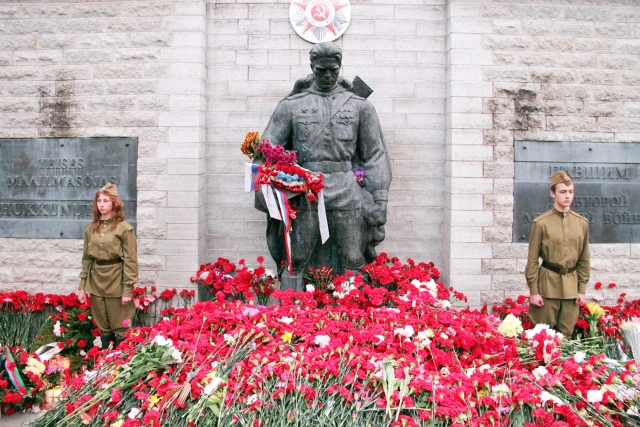 Памятник Бронзовому солдату в праздничные дни