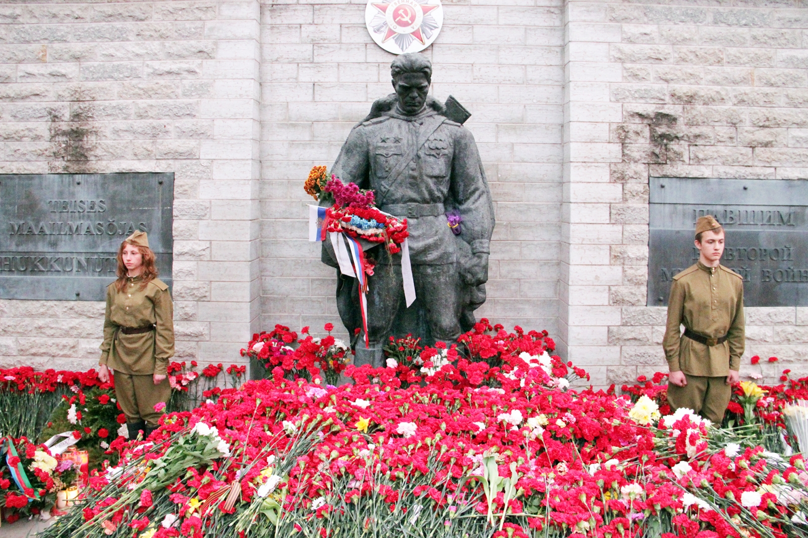 Памятник павшему солдату. Памятник бронзовый солдат в Таллине. Памятник воину – освободителю» бронзовый солдат» в Таллине,. Таллин памятник воину-освободителю. Памятник неизвестному солдату в Таллине.