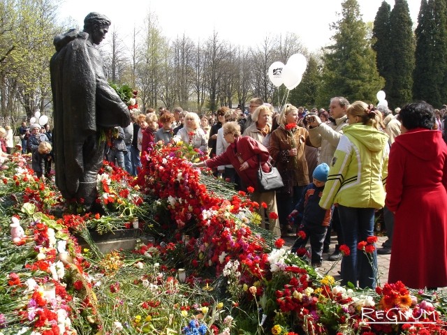 Цветы «Бронзовому Солдату», Таллин, 2007 год 
