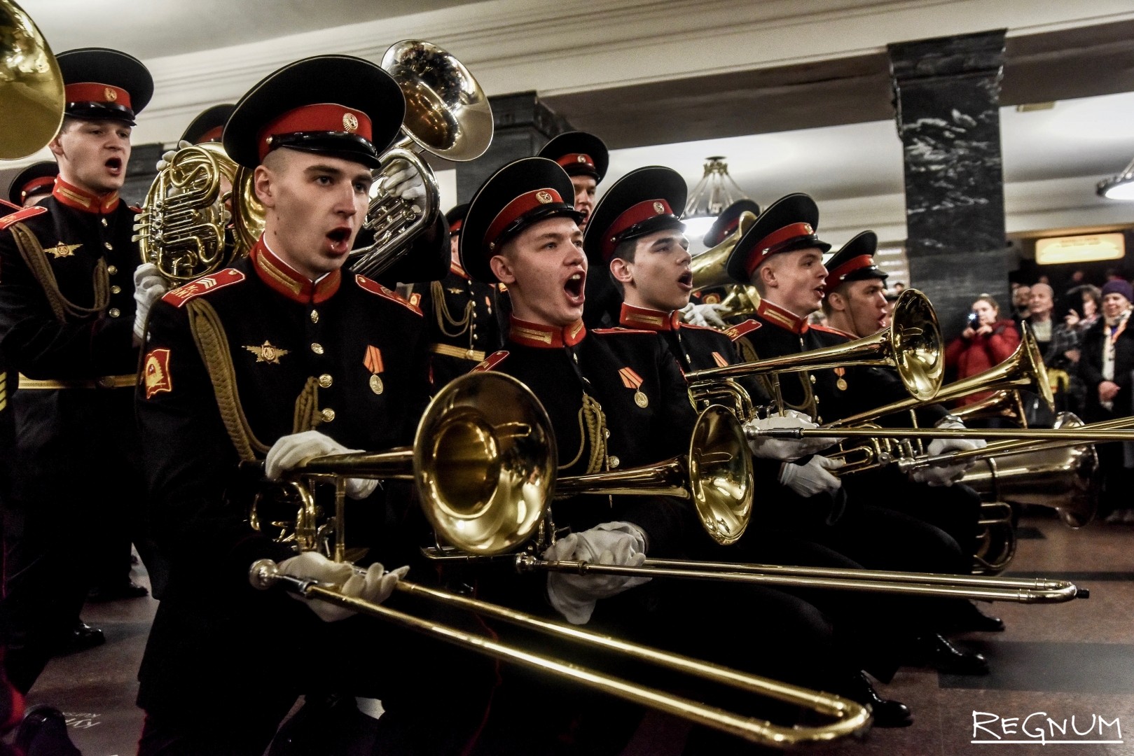 Марши в исполнении духового оркестра. Военный оркестр Петра i 1711. Суворовцы оркестр. Красный оркестр. Военные духовые оркестры 18 века в России.