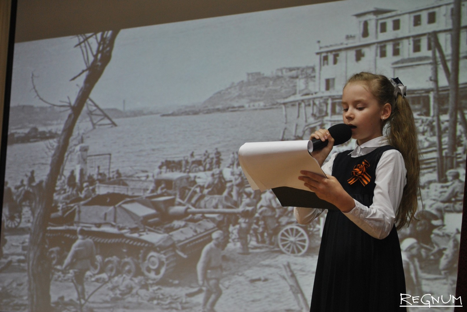 Школьница рассказывает об истории своего родственника, прошедшего Великую Отечественную войну