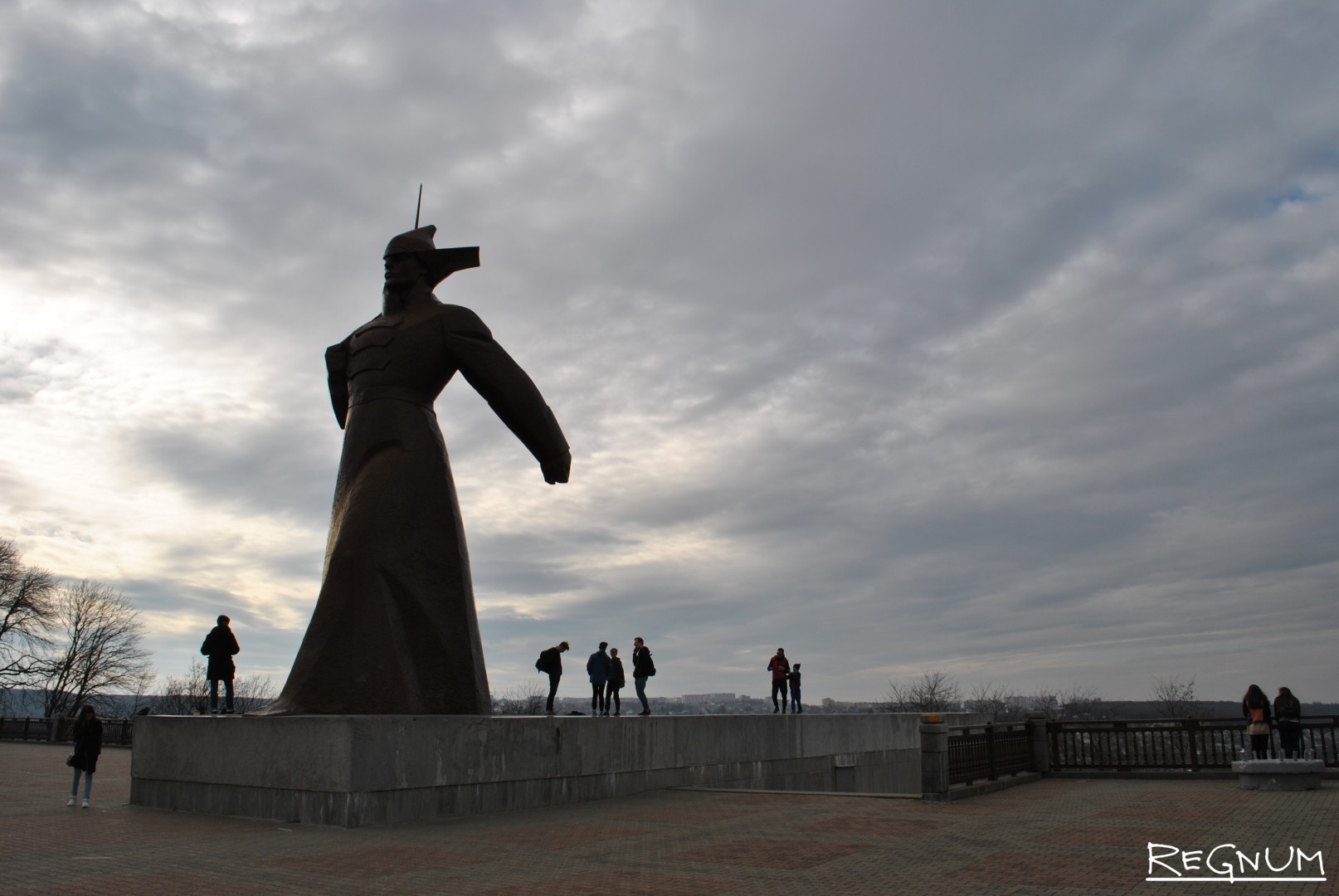 Памятник Солдату-красногвардейцу на воздушной набережной Ставрополя