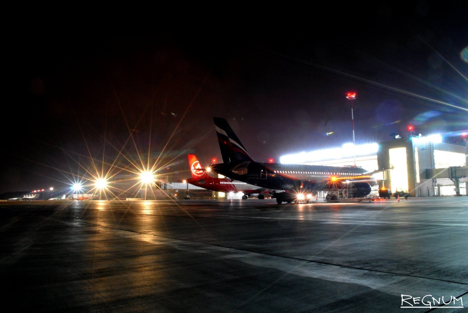 Аэропорт Оренбург ночью