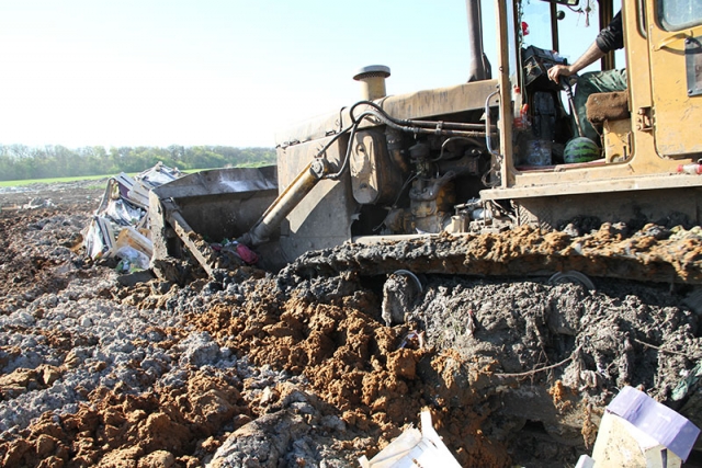 2,7 тонны запрещенных продуктов питания сровняли с землей на Кубани