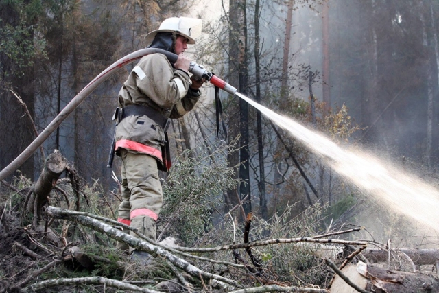 Экипаж Ми-8 привлекли к тушению лесного пожара в Ростовской области