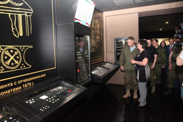 Захарченко передал музею ДНР коллекцию древних монет