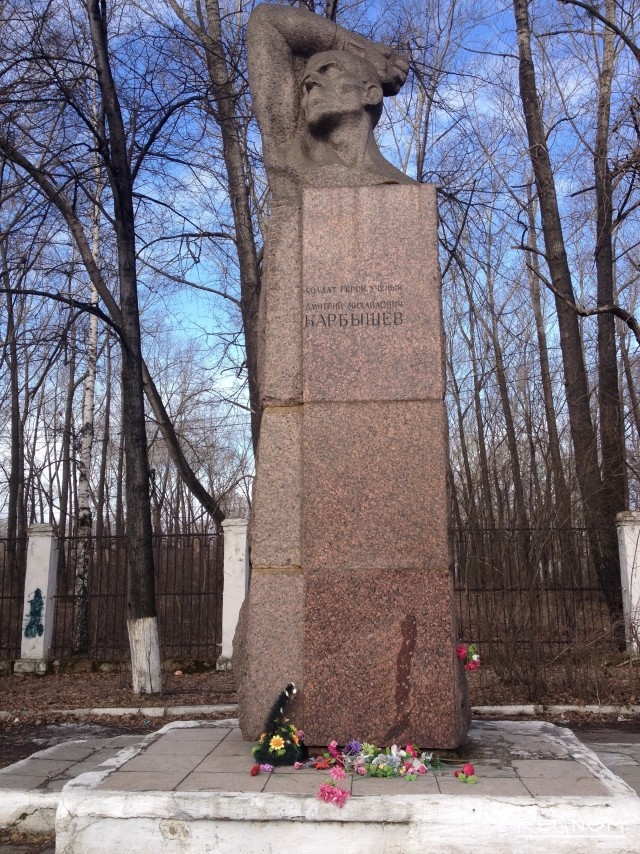 Памятник Дмитрию Михайловичу Карбышеву. Возле него постоянно лежат цветы и венки