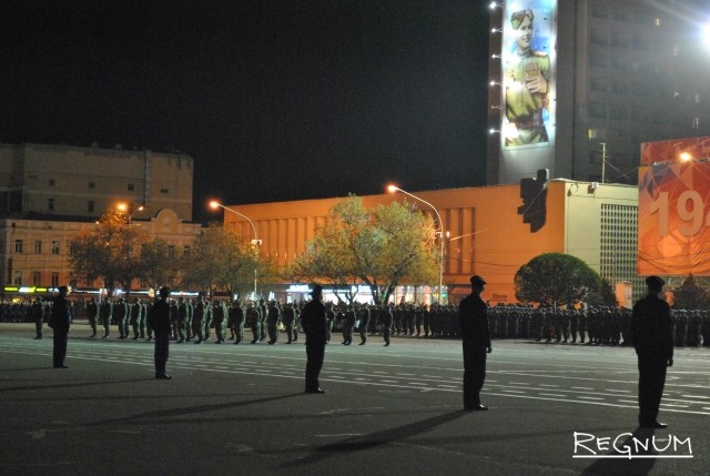 Вначале репетиции Парада Победы на площади выстроились колонны военнослужащих