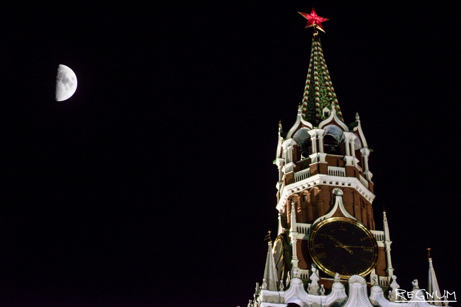 Куранты на Спасской башне Московского Кремля ночью
