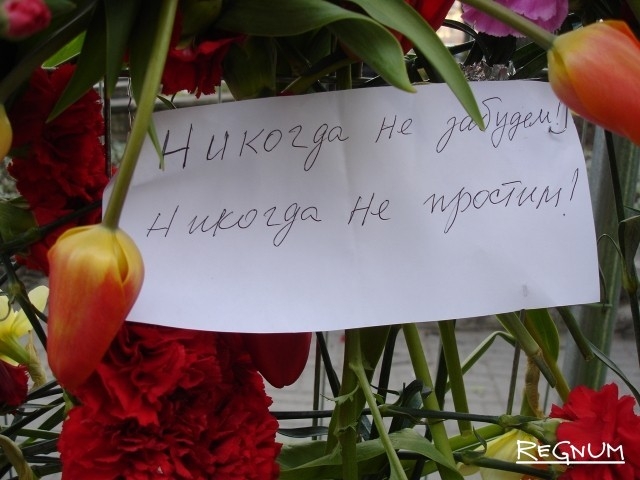 Не забудем, не простим. Записка на ограде памятника Воину-освободителю. Таллин, апрель 2007 г