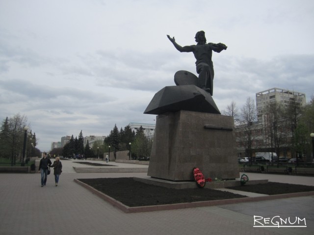 Знаменитые, скромные, забытые — памятники Победы в Челябинске: фоторепортаж