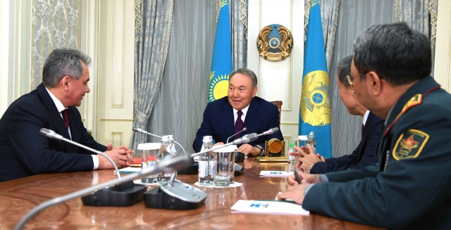 Назарбаев обсудил с Шойгу перспективы сотрудничества в сфере обороны