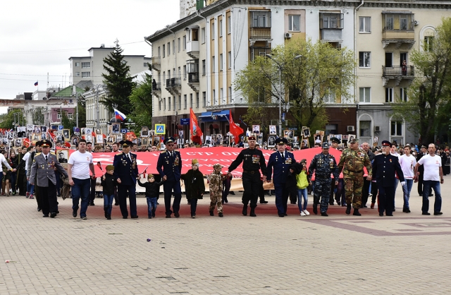 Пройти с бессмертным полком