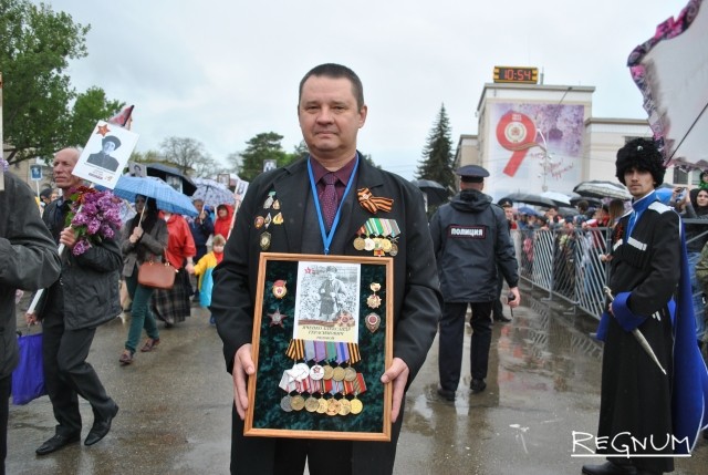 Роман в колонне « Бессмертного полка» 9 мая на площади в Ставрополе