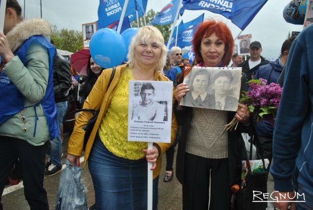 Елена и Галина на площади Ставрополя во время шествия « Бессмертного полка»
