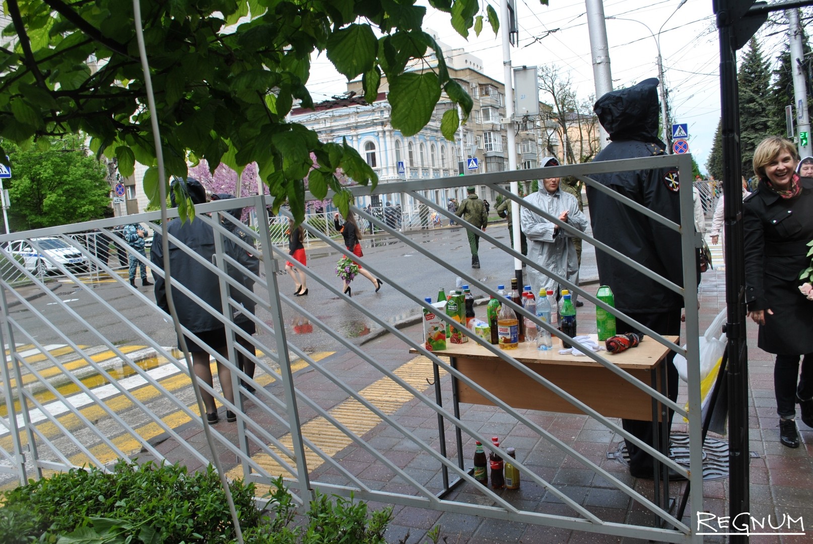 Жители Ставрополя были вынуждены расстаться на время с жидкостями.На парад с ними не пускали