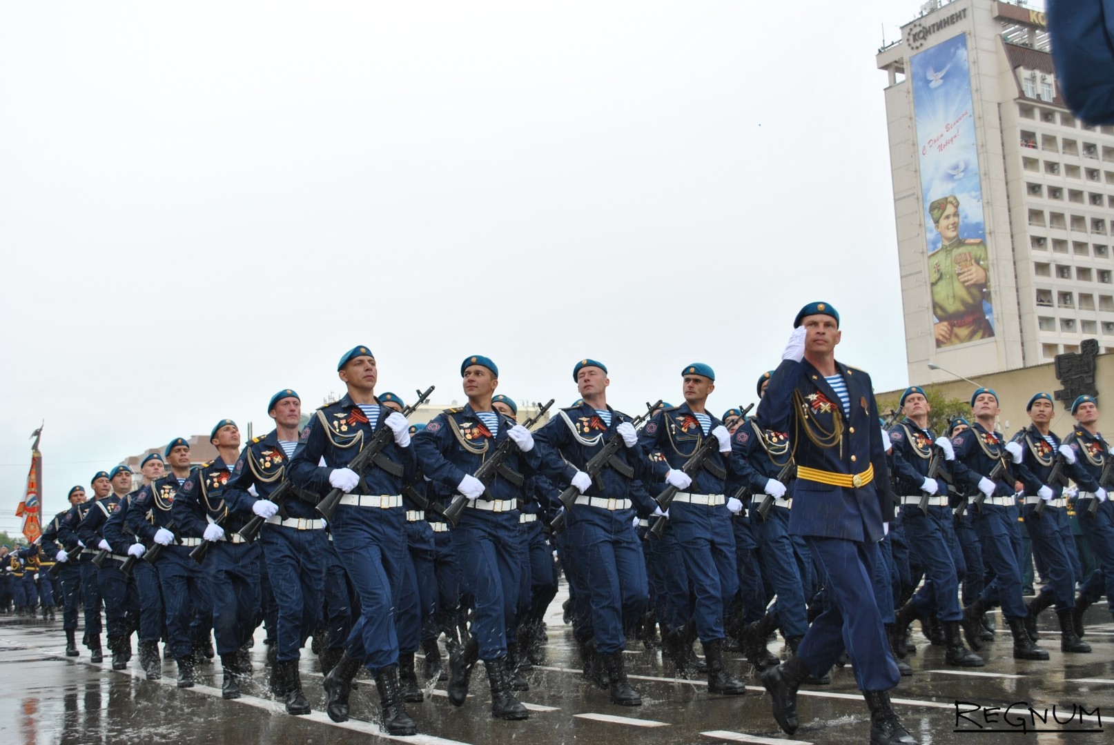 Более тысячи военнослужащих прошли строем на Параде Победы в Ставрополе