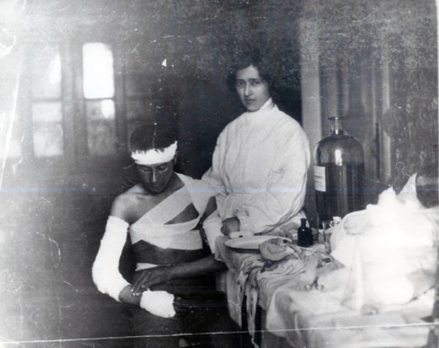 Медсестра перевязывает раненого