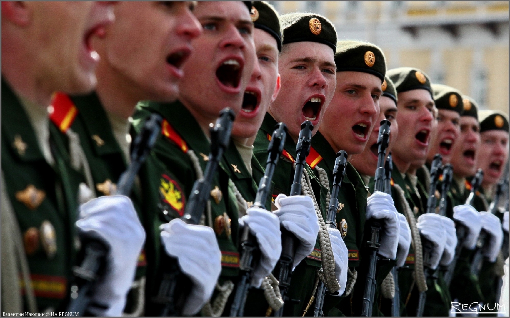 Рота поет. Солдаты на параде. Российский солдат на параде. Строй солдат на параде. Солдаты на параде кричат ура.