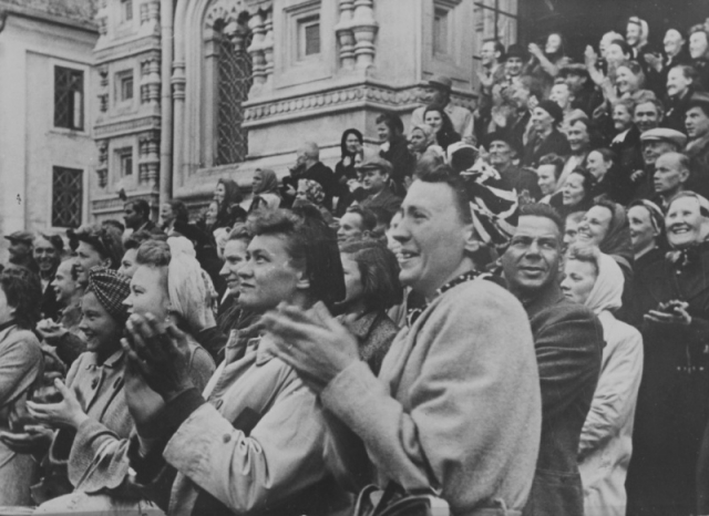 Жители Таллина приветствуют входящий в город германский вермахт. 1941