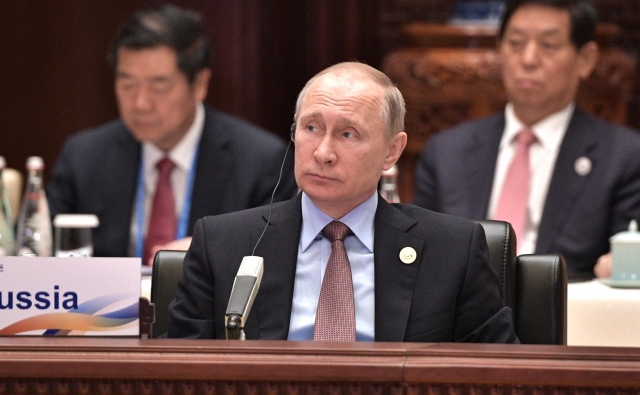 Владимир Путин на заседании круглого стола лидеров форума <b class=